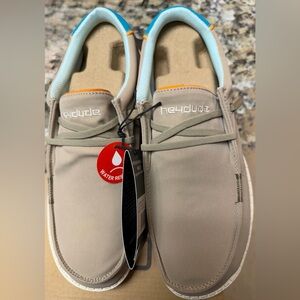 Hey Dude men’s 8 Wally adv safari- new in box